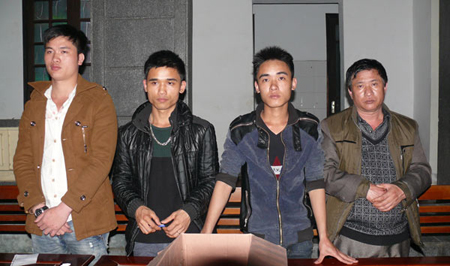 4 đối tượng bị bắt tại cơ quan công an tỉnh Hà Tĩnh.

